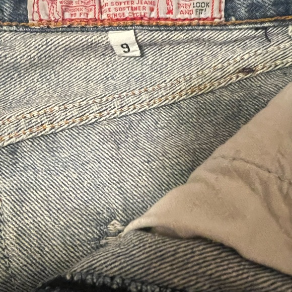 Distressed Levi’s short shorts - Picture 4 of 4